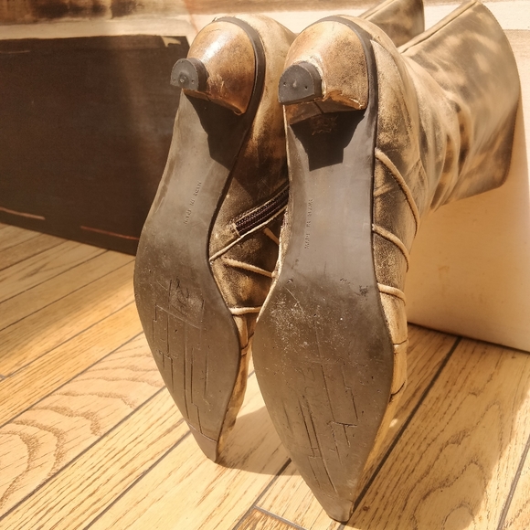 Vintage Italian Pointy Toed Leather Boots - Picture 4 of 12